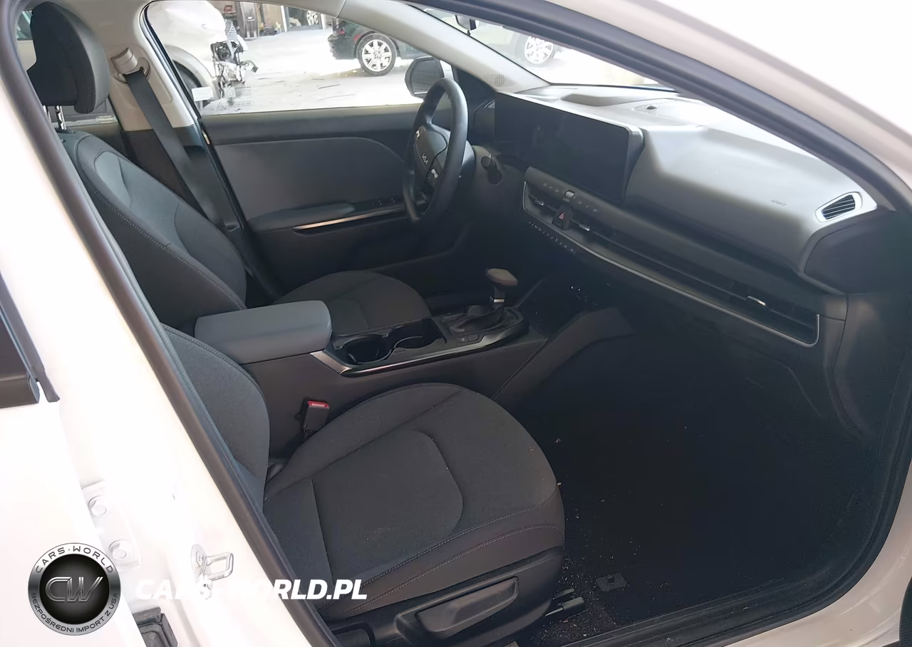 2025 Kia K4 Lxs VIN:3KPFT4DE6SE183400 - 5