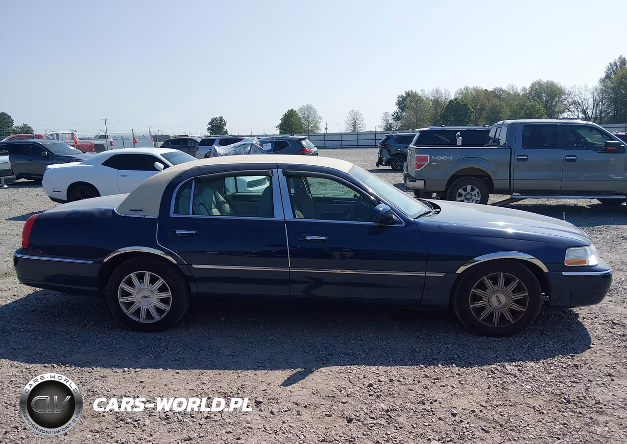 2011 Lincoln Town Car Signature Limited VIN:2LNBL8CV8BX752308 - 13