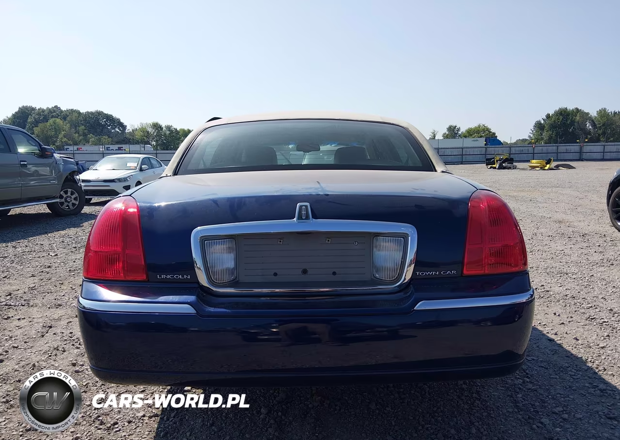 2011 Lincoln Town Car Signature Limited VIN:2LNBL8CV8BX752308 - 16