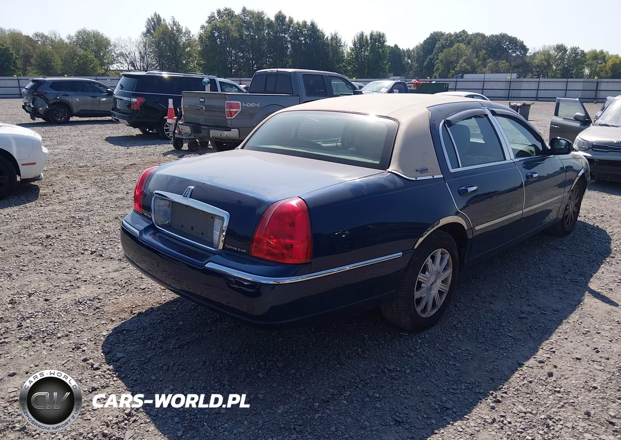 2011 Lincoln Town Car Signature Limited VIN:2LNBL8CV8BX752308 - 4