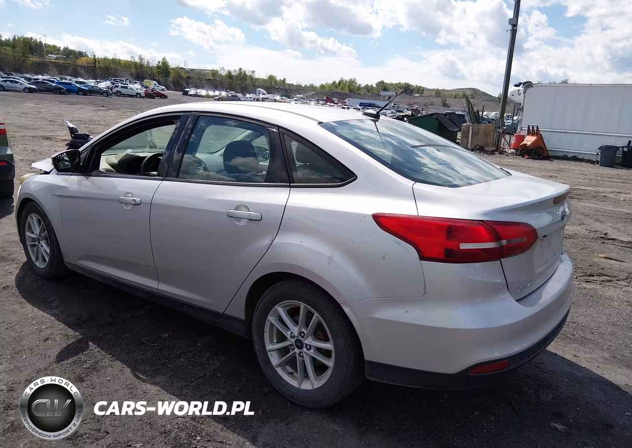 2017 Ford Focus Se VIN:1FADP3F28HL225774 - 3