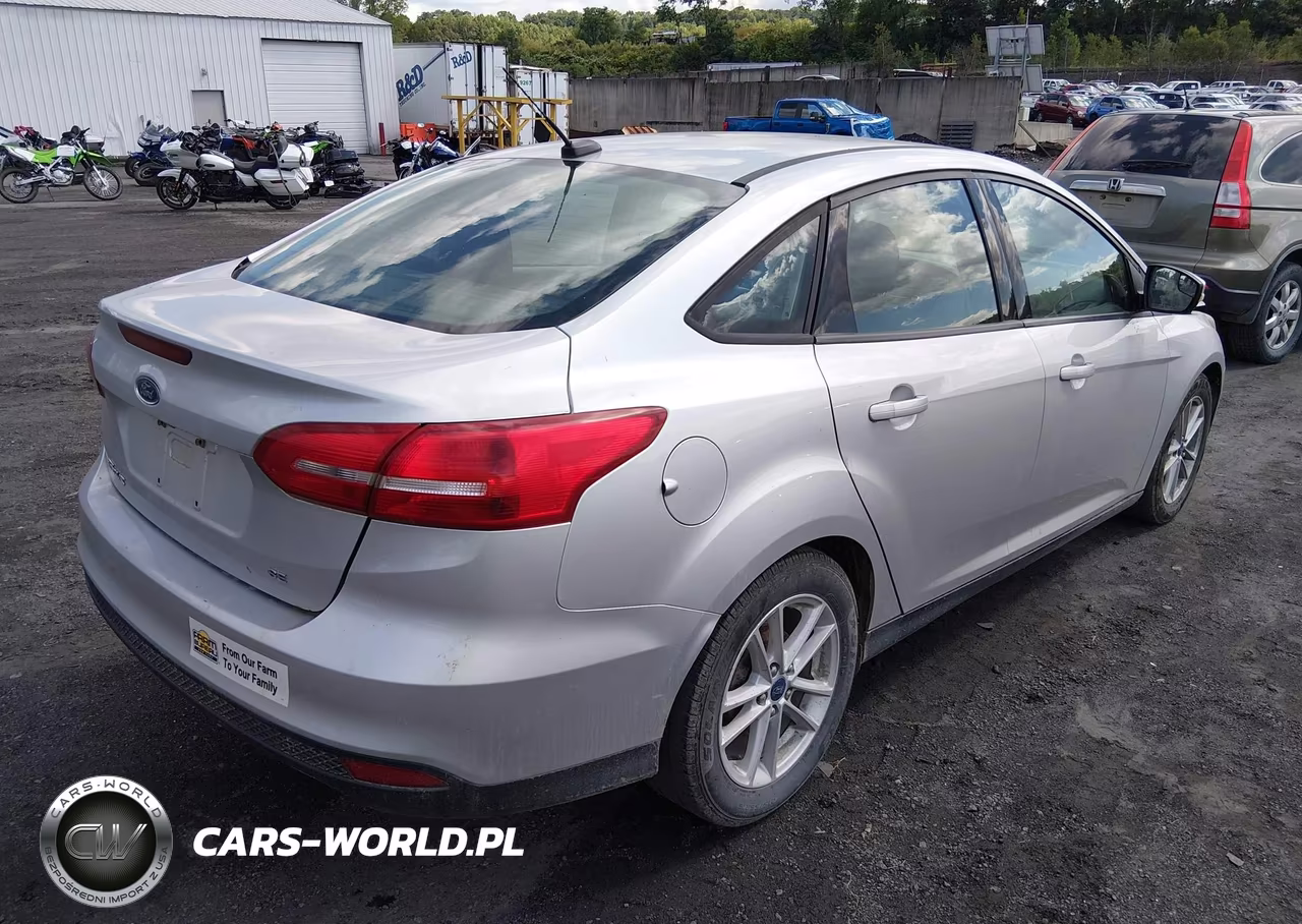 2017 Ford Focus Se VIN:1FADP3F28HL225774 - 4