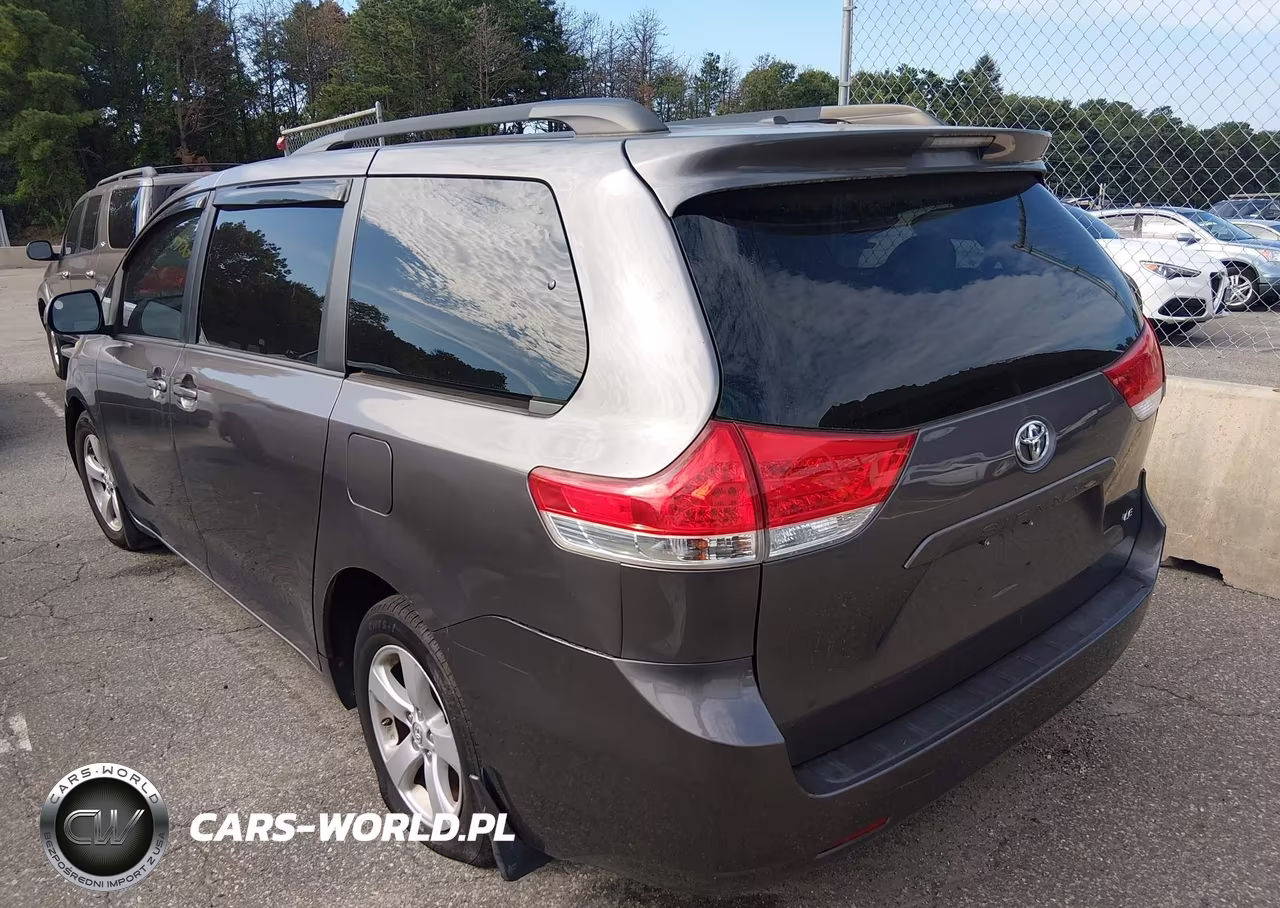 2011 Toyota Sienna Le V6 VIN:5TDKK3DC1BS109401 - 3