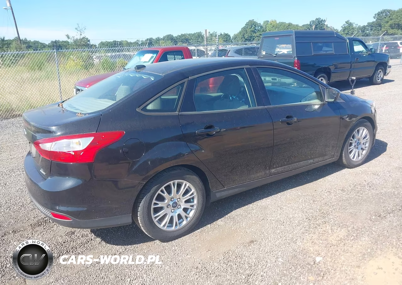 2012 Ford Focus Se VIN:1FAHP3F24CL374614 - 4