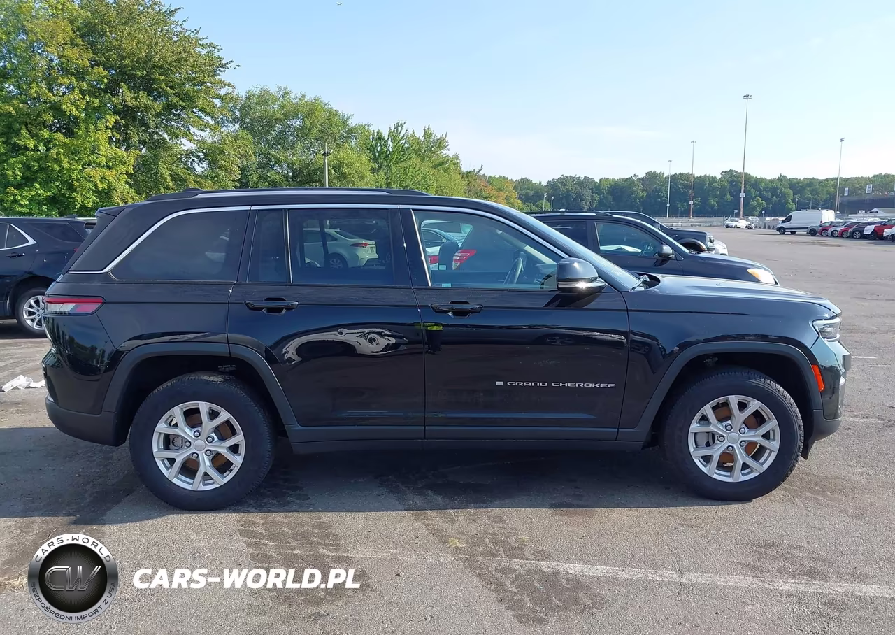 2023 Jeep Grand Cherokee Limited 4X4 VIN:1C4RJHBG4PC533717 - 13
