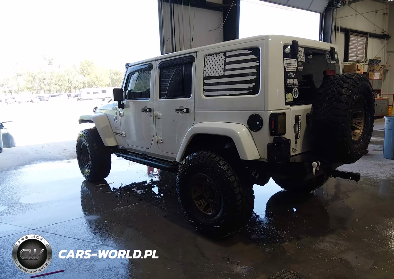 2013 Jeep Wrangler Unlimited Sahara VIN:1C4BJWEG1DL639653 - 3