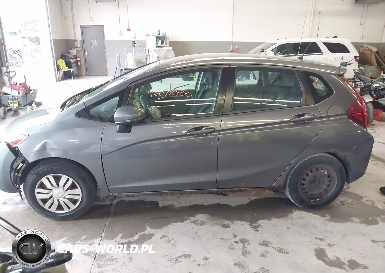 2015 Honda Fit Lx VIN:3HGGK5G5XFM747832 - 14