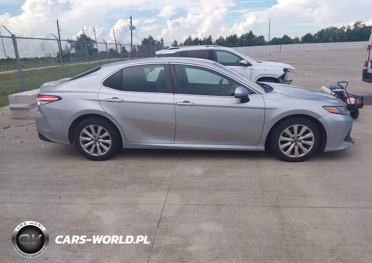 2018 Toyota Camry Le VIN:4T1B11HK5JU570759 - 13