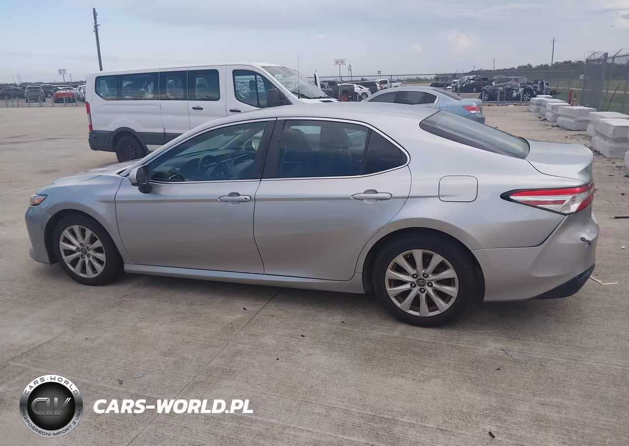 2018 Toyota Camry Le VIN:4T1B11HK5JU570759 - 14
