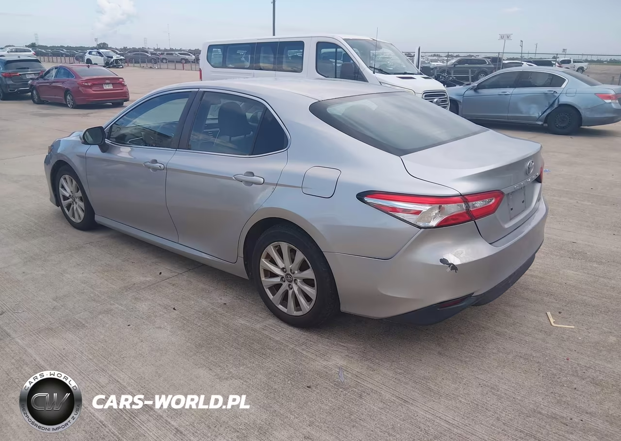 2018 Toyota Camry Le VIN:4T1B11HK5JU570759 - 3