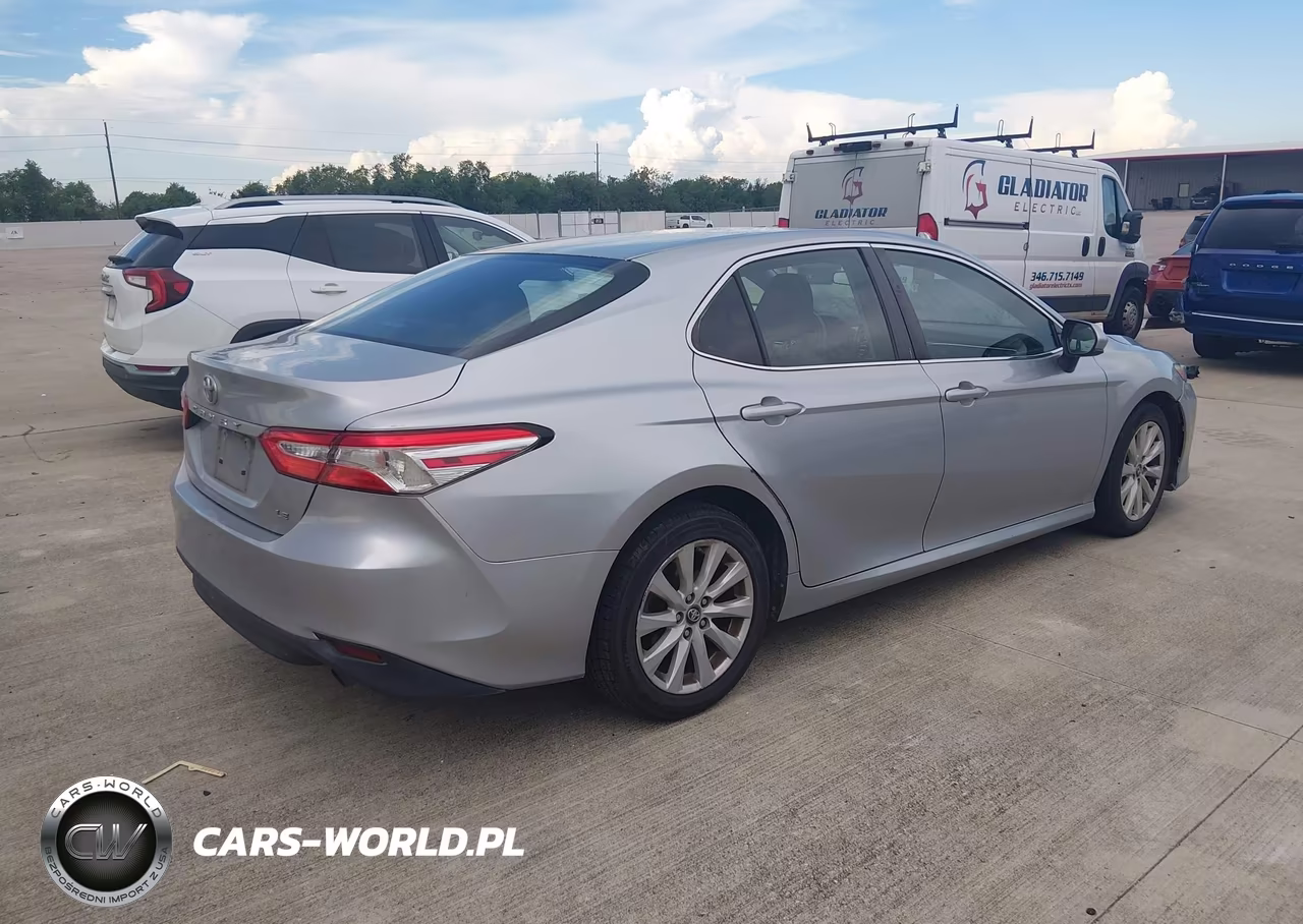 2018 Toyota Camry Le VIN:4T1B11HK5JU570759 - 4