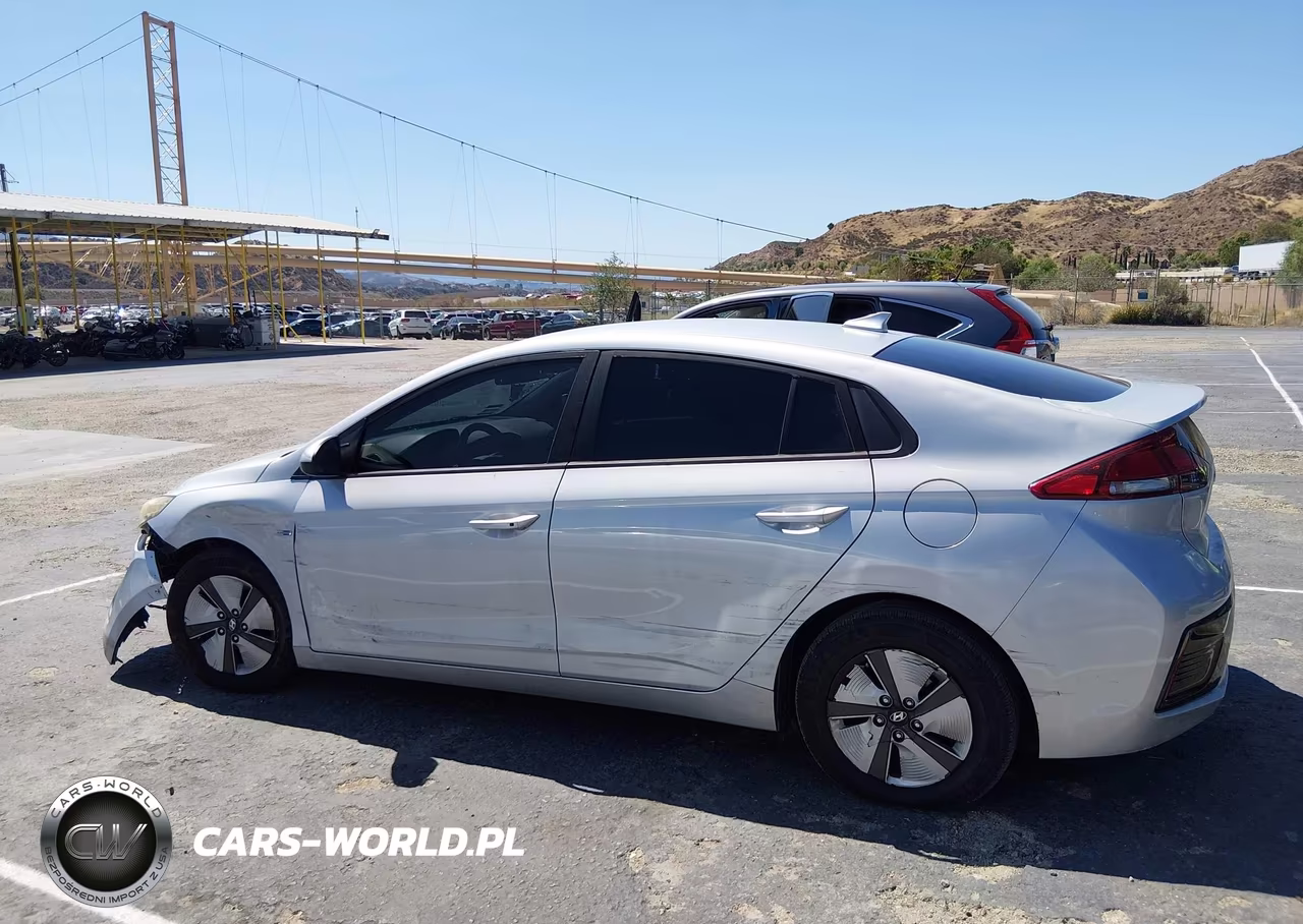 2018 Hyundai Ioniq Hybrid Blue VIN:KMHC65LC0JU060526 - 14