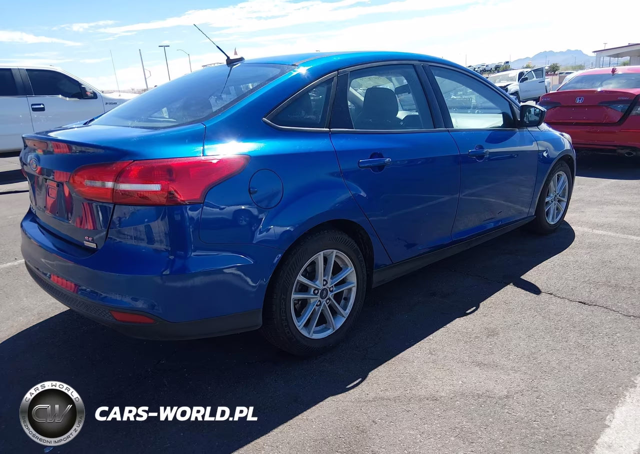2018 Ford Focus Se VIN:1FADP3FEXJL261126 - 4