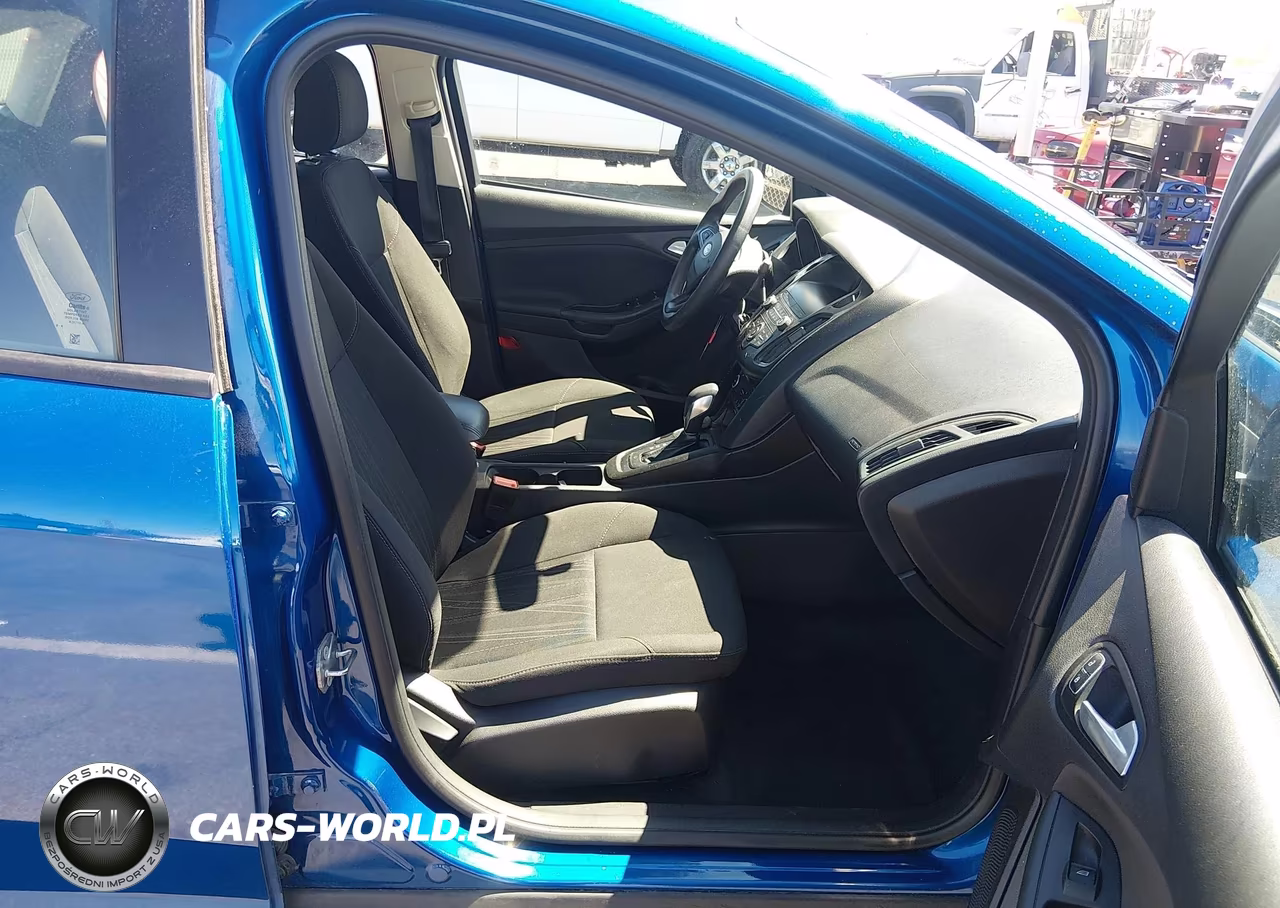 2018 Ford Focus Se VIN:1FADP3FEXJL261126 - 5
