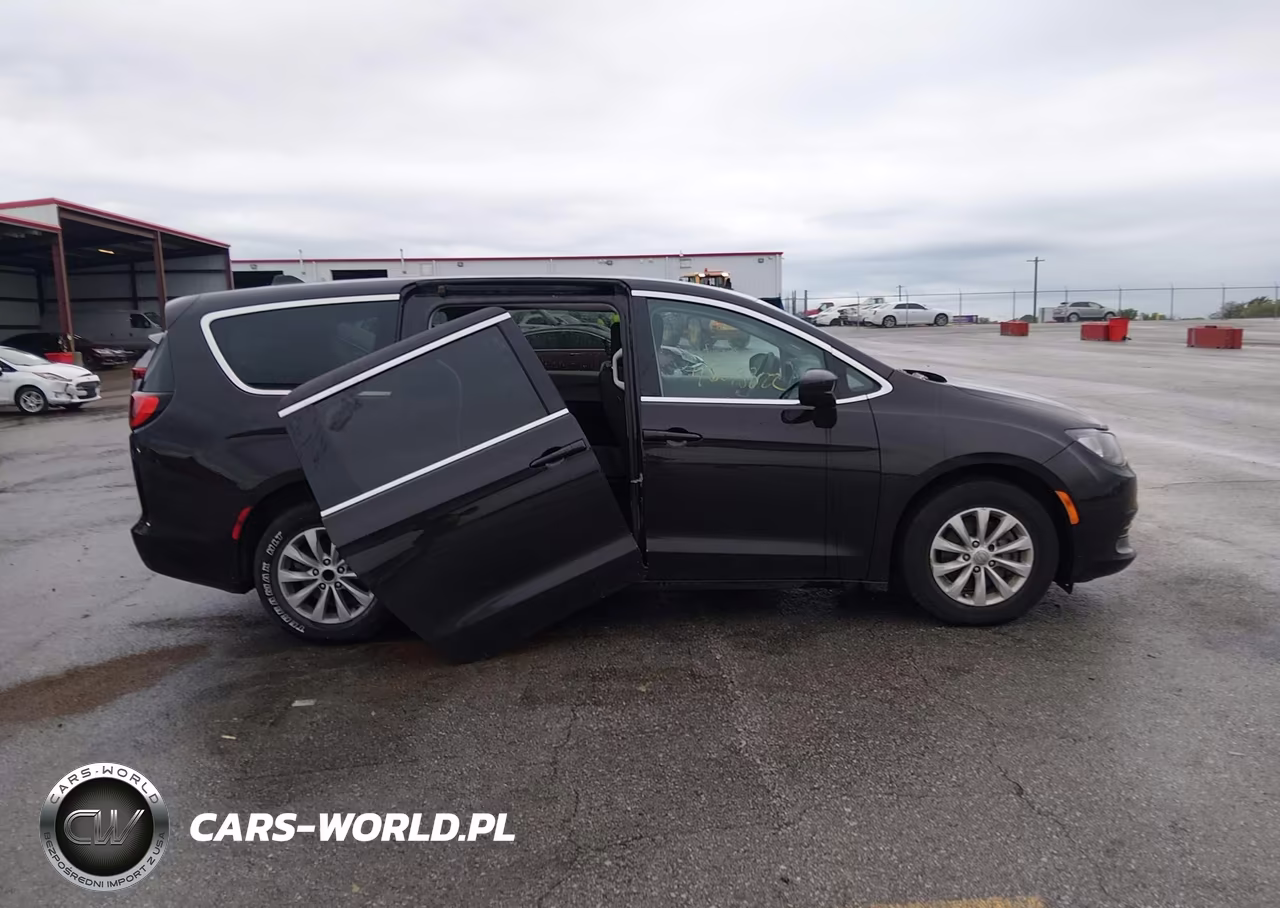 2017 Chrysler Pacifica Touring VIN:2C4RC1DGXHR676002 - 13