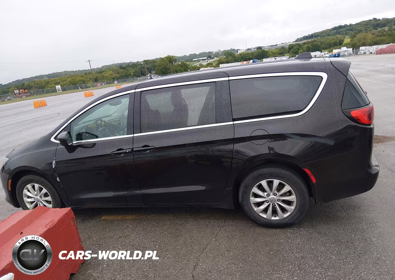 2017 Chrysler Pacifica Touring VIN:2C4RC1DGXHR676002 - 14