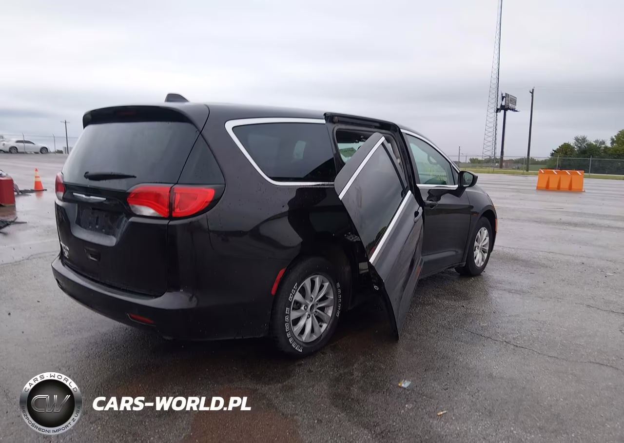2017 Chrysler Pacifica Touring VIN:2C4RC1DGXHR676002 - 4