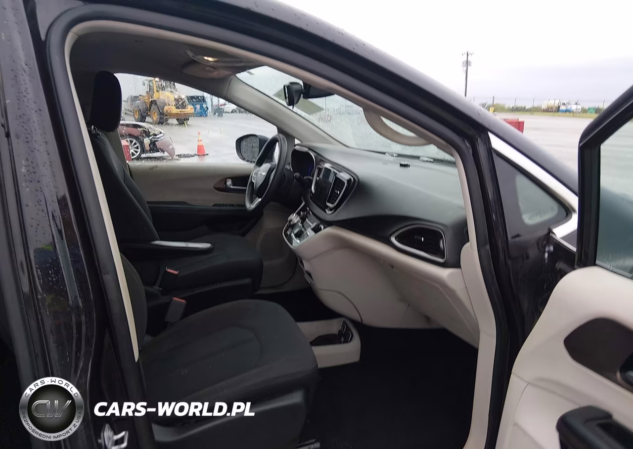 2017 Chrysler Pacifica Touring VIN:2C4RC1DGXHR676002 - 5