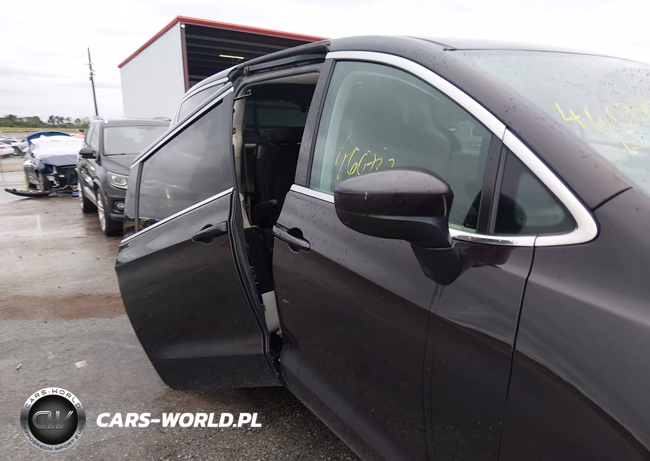2017 Chrysler Pacifica Touring VIN:2C4RC1DGXHR676002 - 6