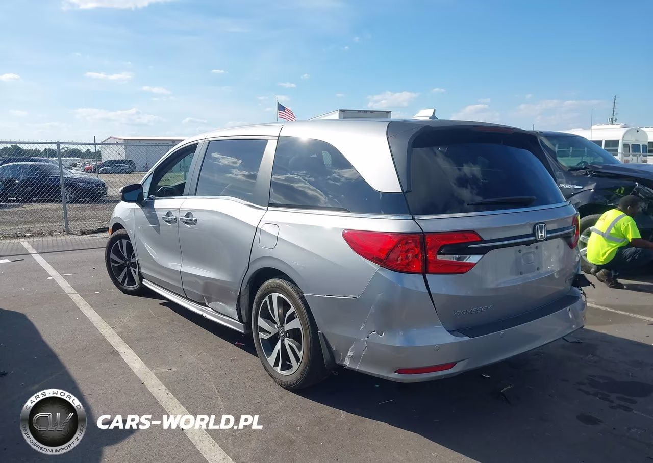 2021 Honda Odyssey Touring VIN:5FNRL6H87MB000256 - 3