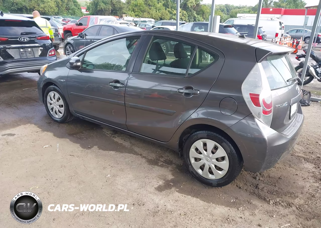2013 Toyota Prius C Two VIN:JTDKDTB37D1542136 - 3