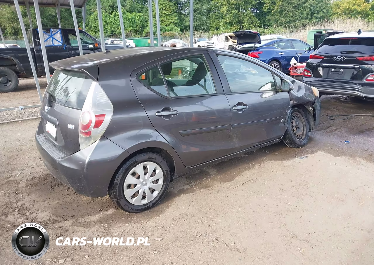 2013 Toyota Prius C Two VIN:JTDKDTB37D1542136 - 4