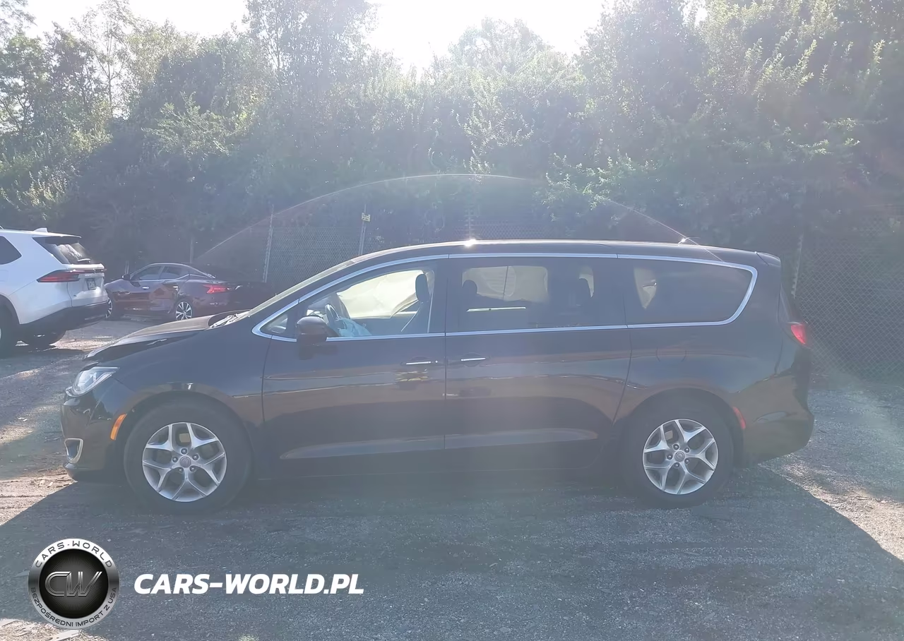 2019 Chrysler Pacifica Touring Plus VIN:2C4RC1FG8KR531948 - 15