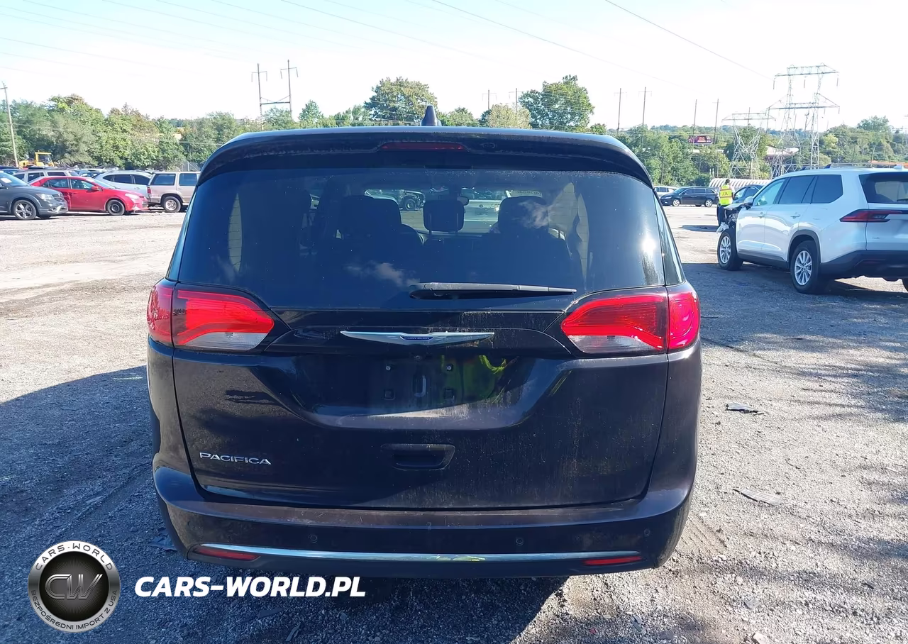 2019 Chrysler Pacifica Touring Plus VIN:2C4RC1FG8KR531948 - 17