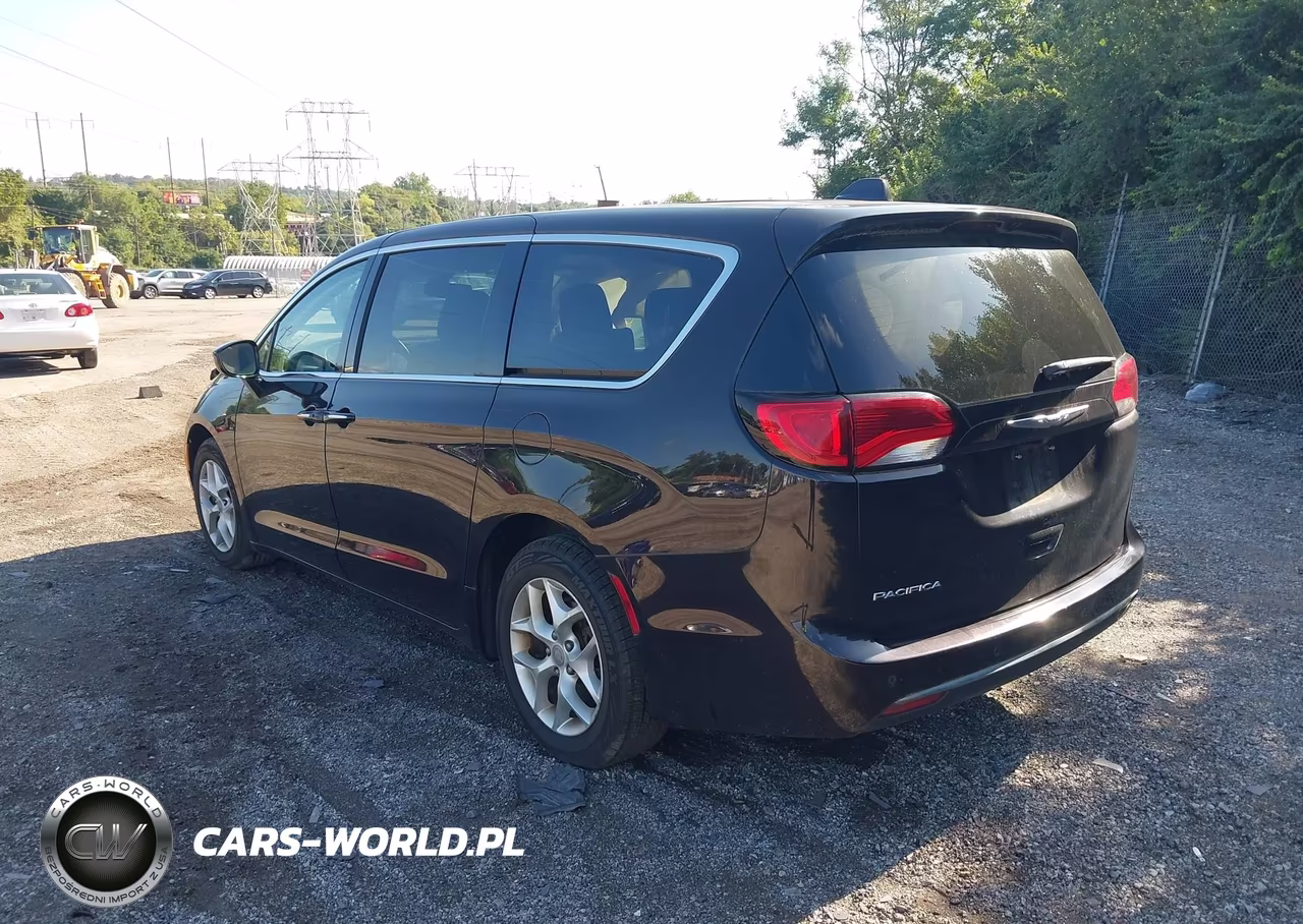 2019 Chrysler Pacifica Touring Plus VIN:2C4RC1FG8KR531948 - 3