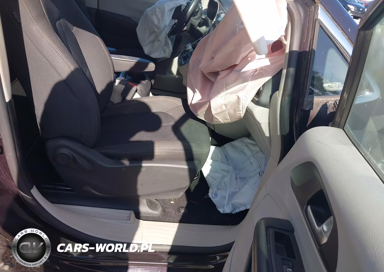 2019 Chrysler Pacifica Touring Plus VIN:2C4RC1FG8KR531948 - 5