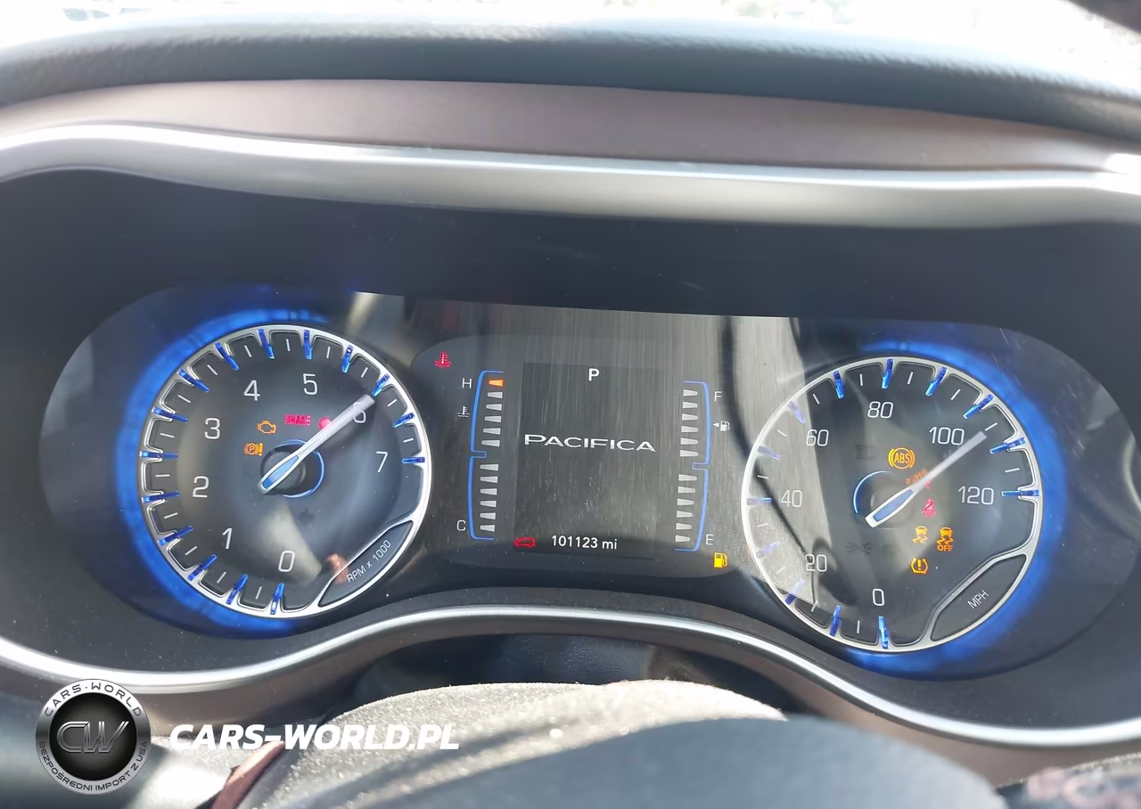 2019 Chrysler Pacifica Touring Plus VIN:2C4RC1FG8KR531948 - 7