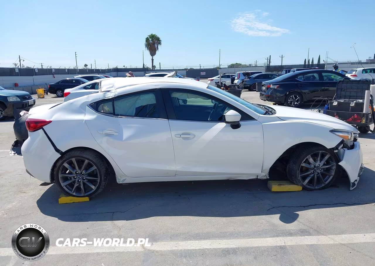2018 Mazda Mazda3 Touring VIN:3MZBN1V31JM202375 - 13