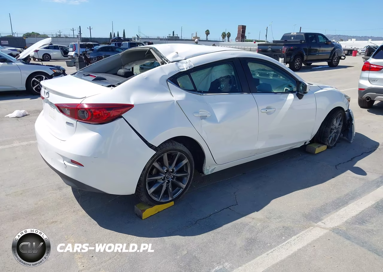 2018 Mazda Mazda3 Touring VIN:3MZBN1V31JM202375 - 4