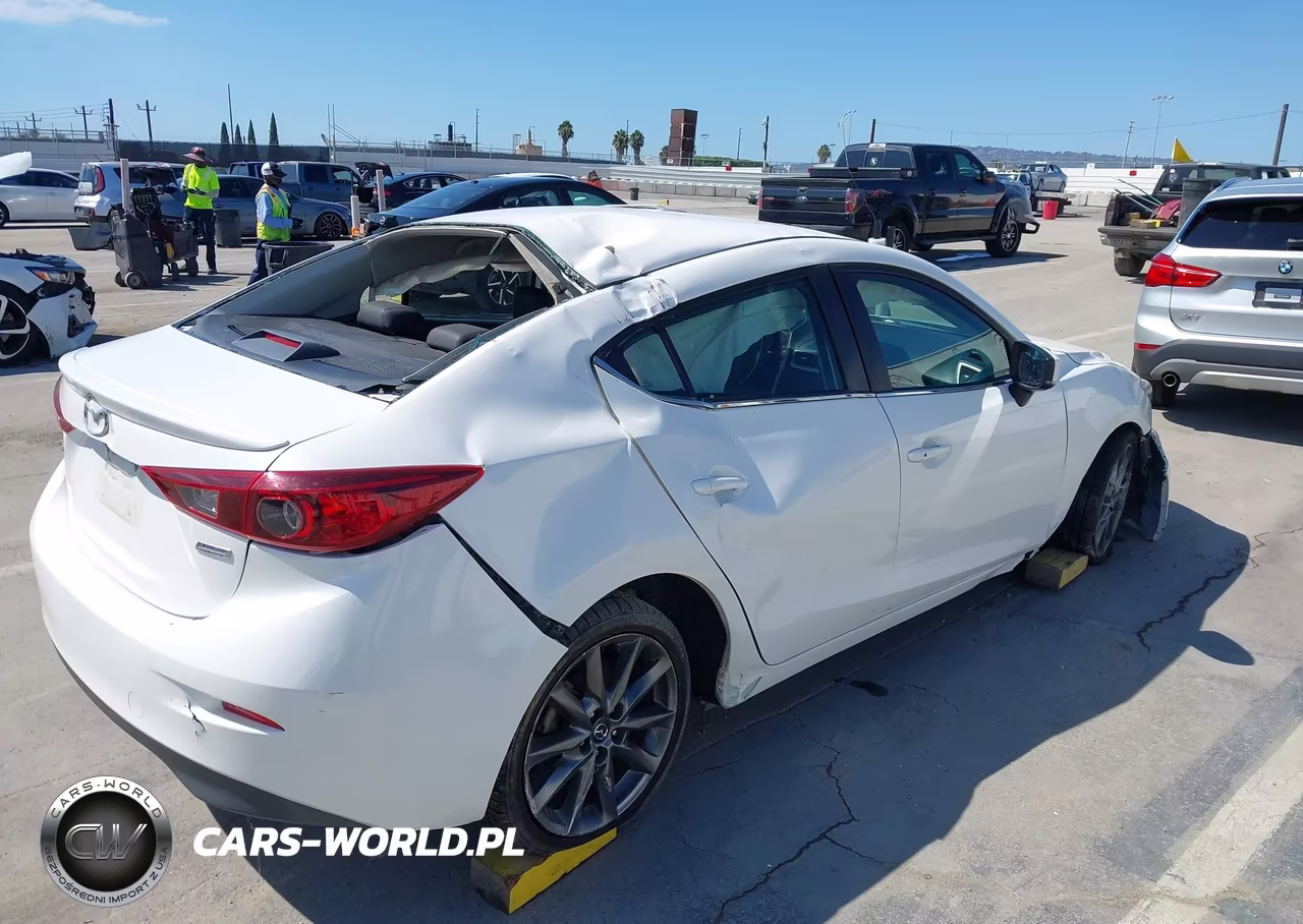 2018 Mazda Mazda3 Touring VIN:3MZBN1V31JM202375 - 6