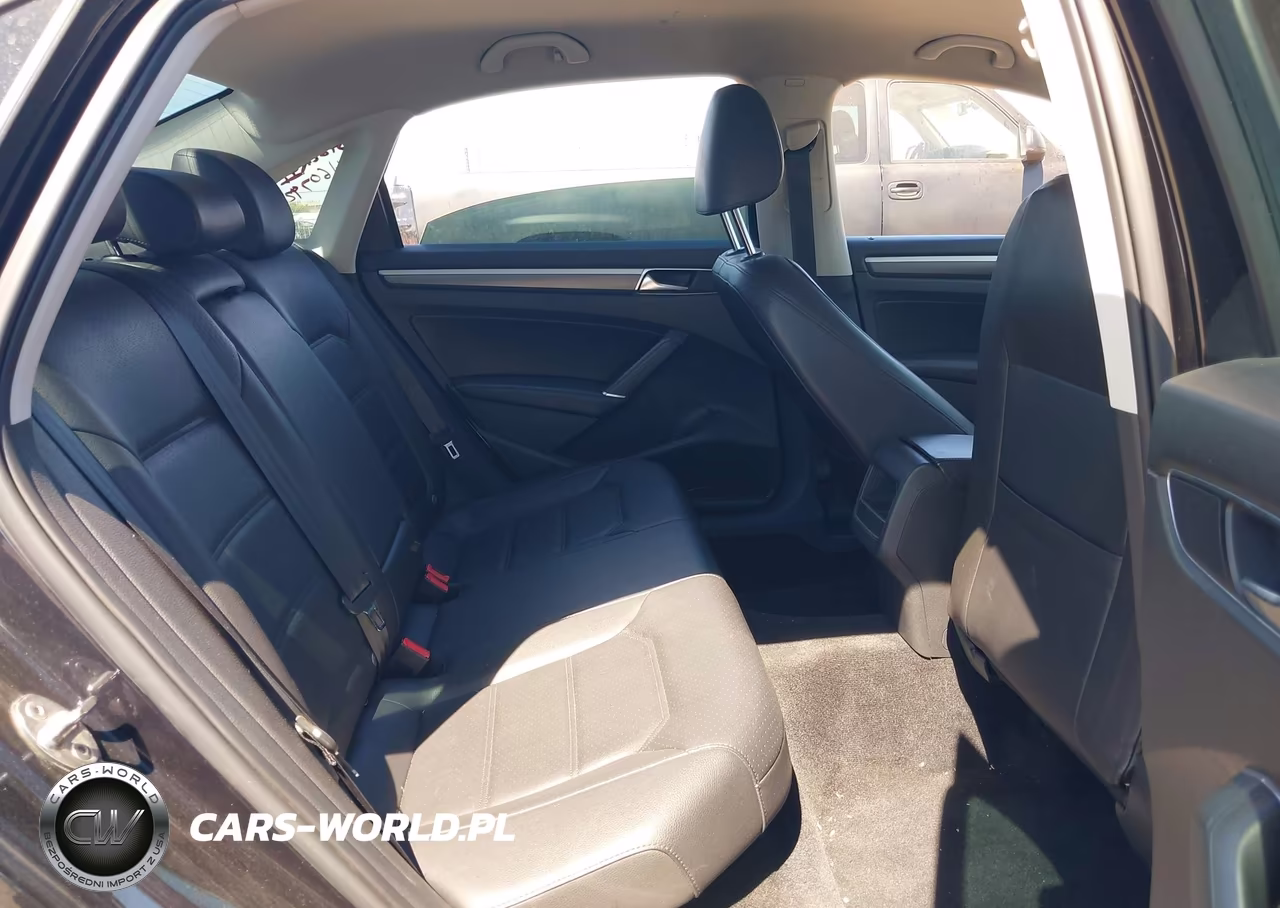 2018 Volkswagen Passat 2.0T R-Line-2.0T S VIN:1VWAA7A30JC039767 - 8
