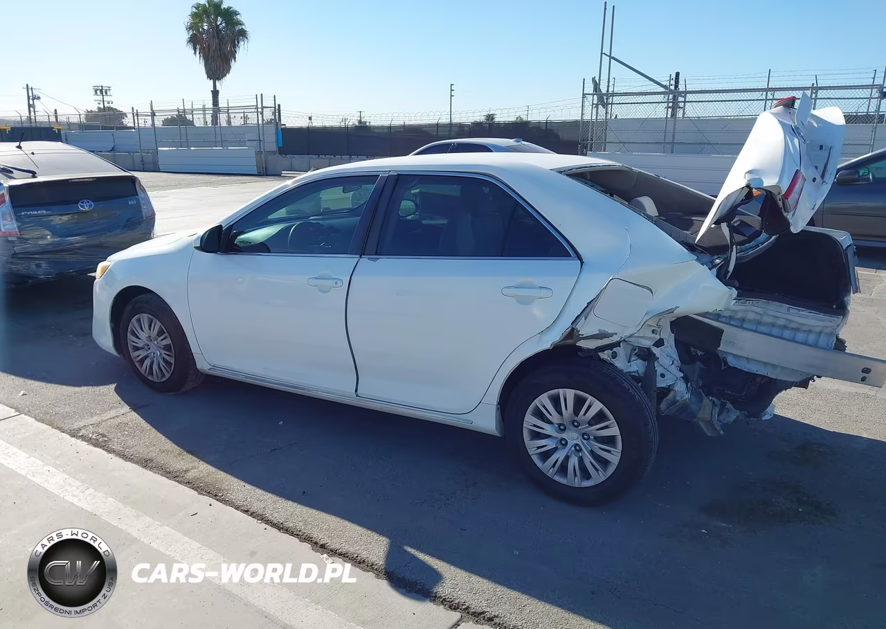 2014 Toyota Camry Le VIN:4T4BF1FKXER411395 - 3