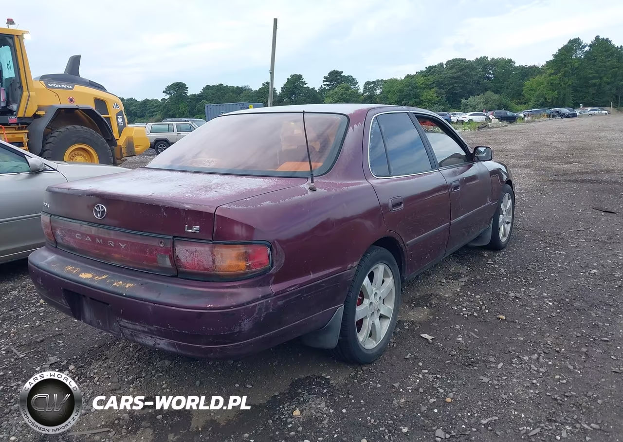 1993 Toyota Camry Le VIN:4T1SK12E9PU272613 - 4