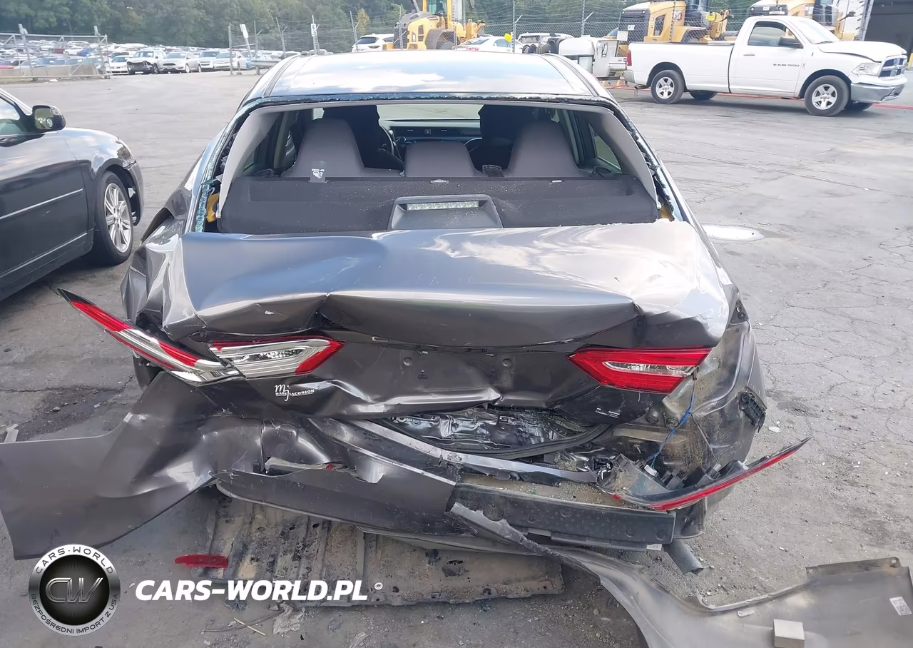 2018 Toyota Camry Le VIN:4T1B11HK1JU531943 - 16
