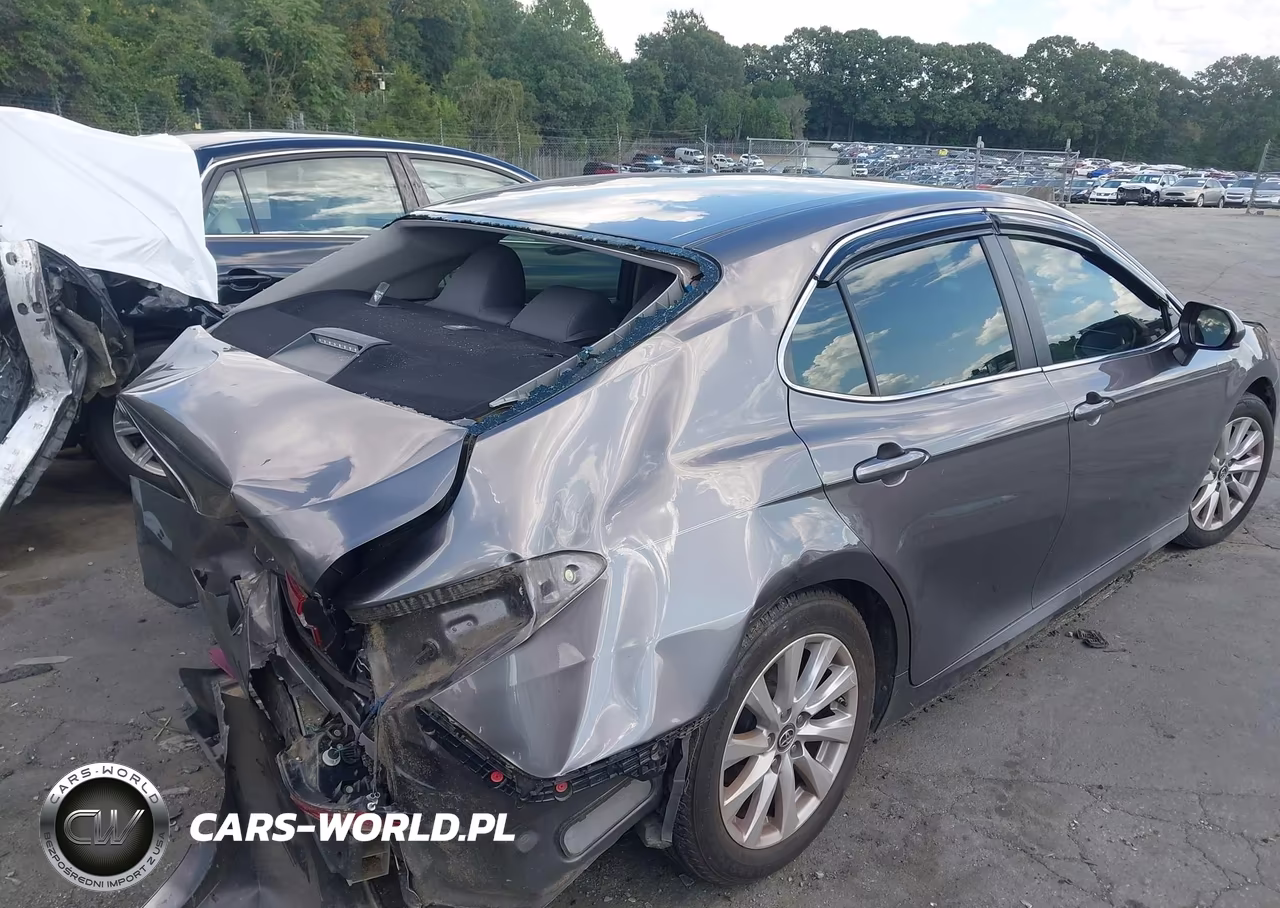 2018 Toyota Camry Le VIN:4T1B11HK1JU531943 - 4
