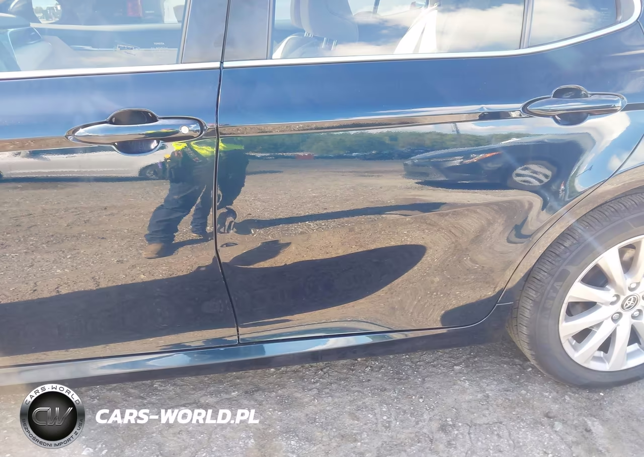2018 Toyota Camry Le VIN:JTNB11HK2J3027925 - 17