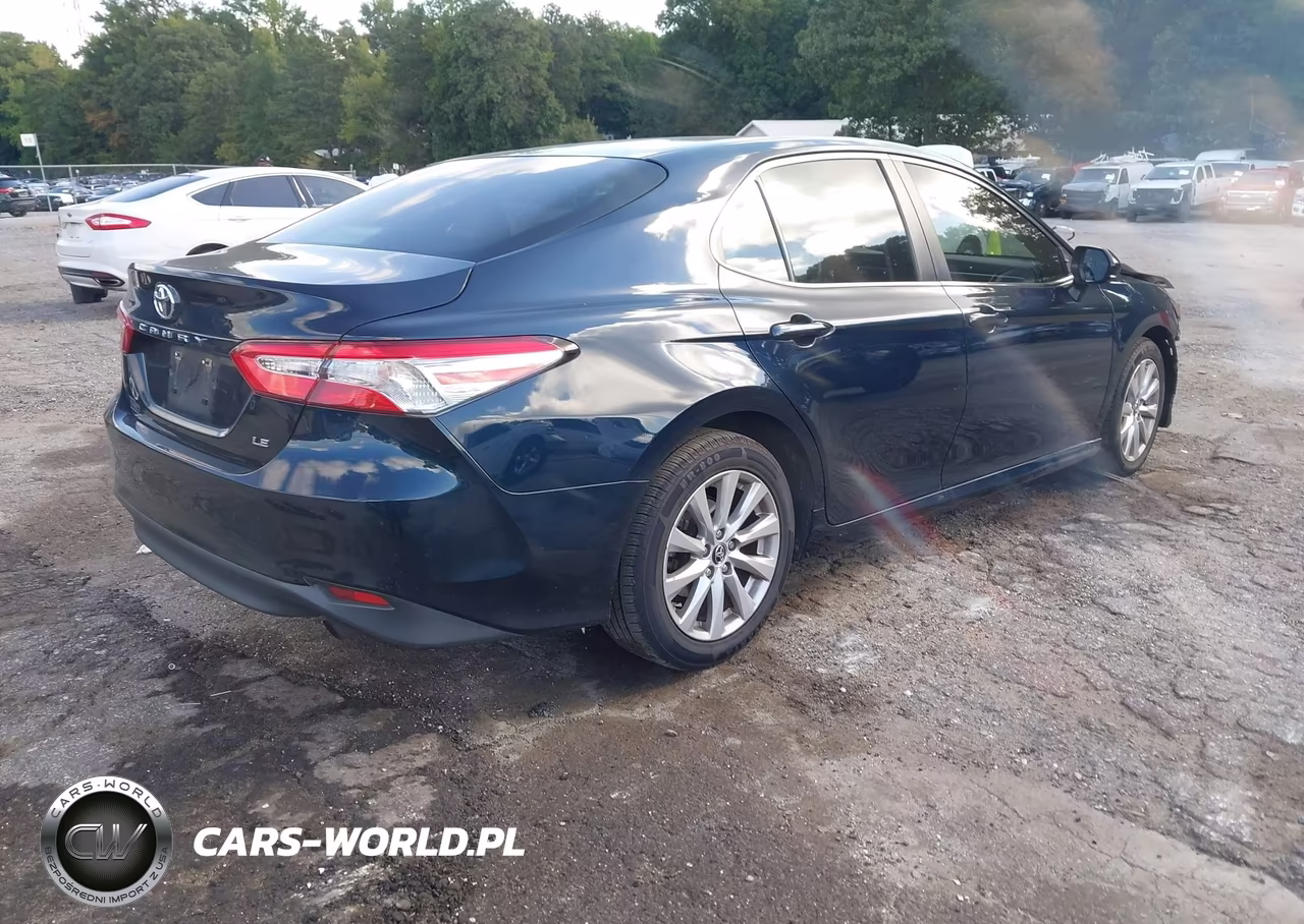 2018 Toyota Camry Le VIN:JTNB11HK2J3027925 - 4