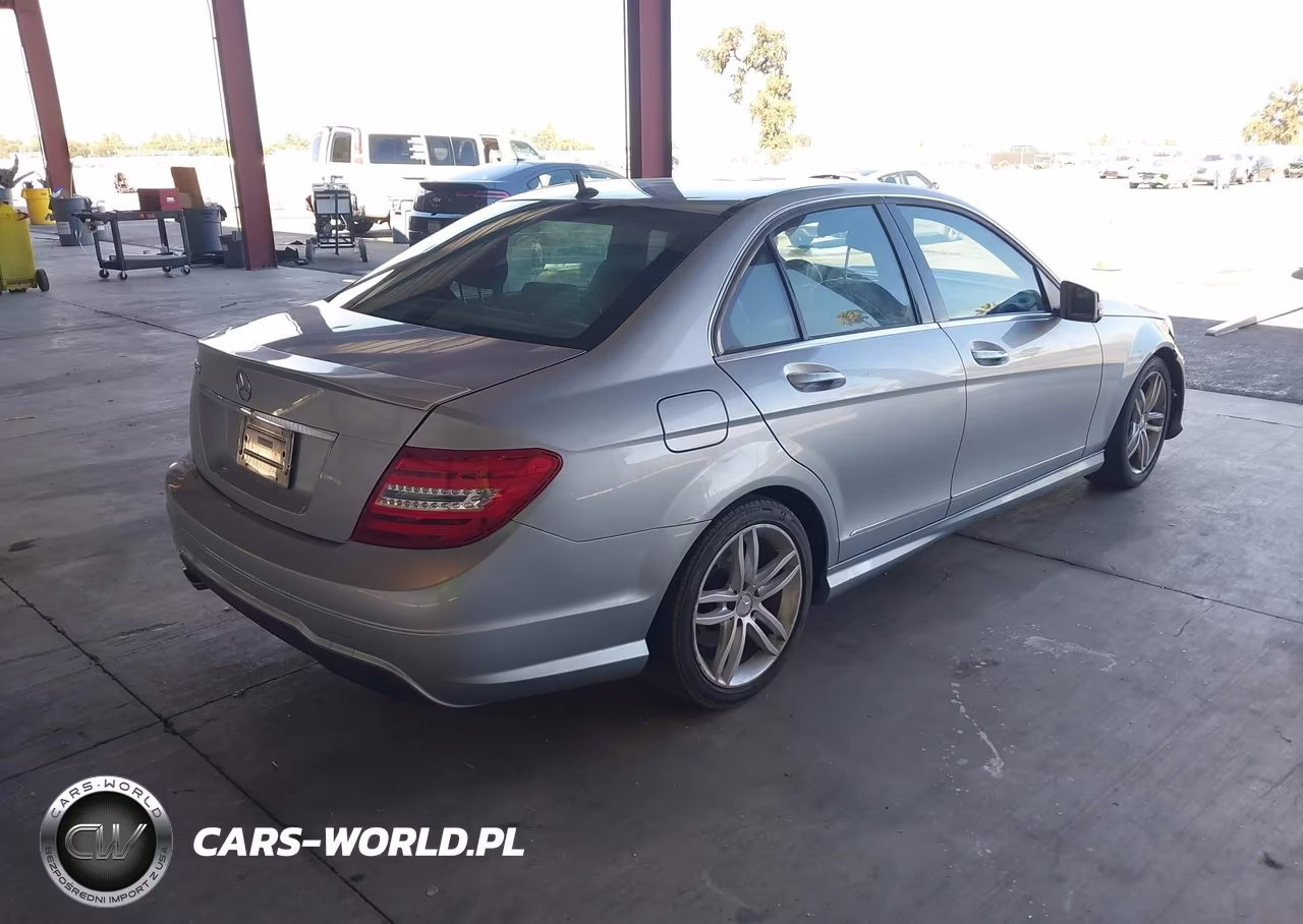2013 Mercedes-Benz C 250 Sport VIN:WDDGF4HB4DA861682 - 4