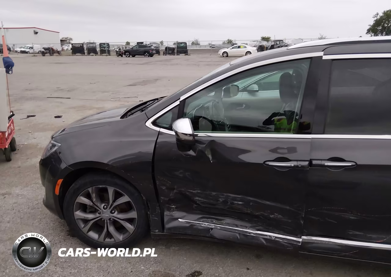 2019 Chrysler Pacifica Limited VIN:2C4RC1GG9KR550250 - 6
