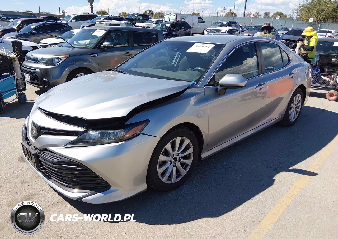 2019 Toyota Camry Le VIN:4T1B11HK1KU843102 - 2