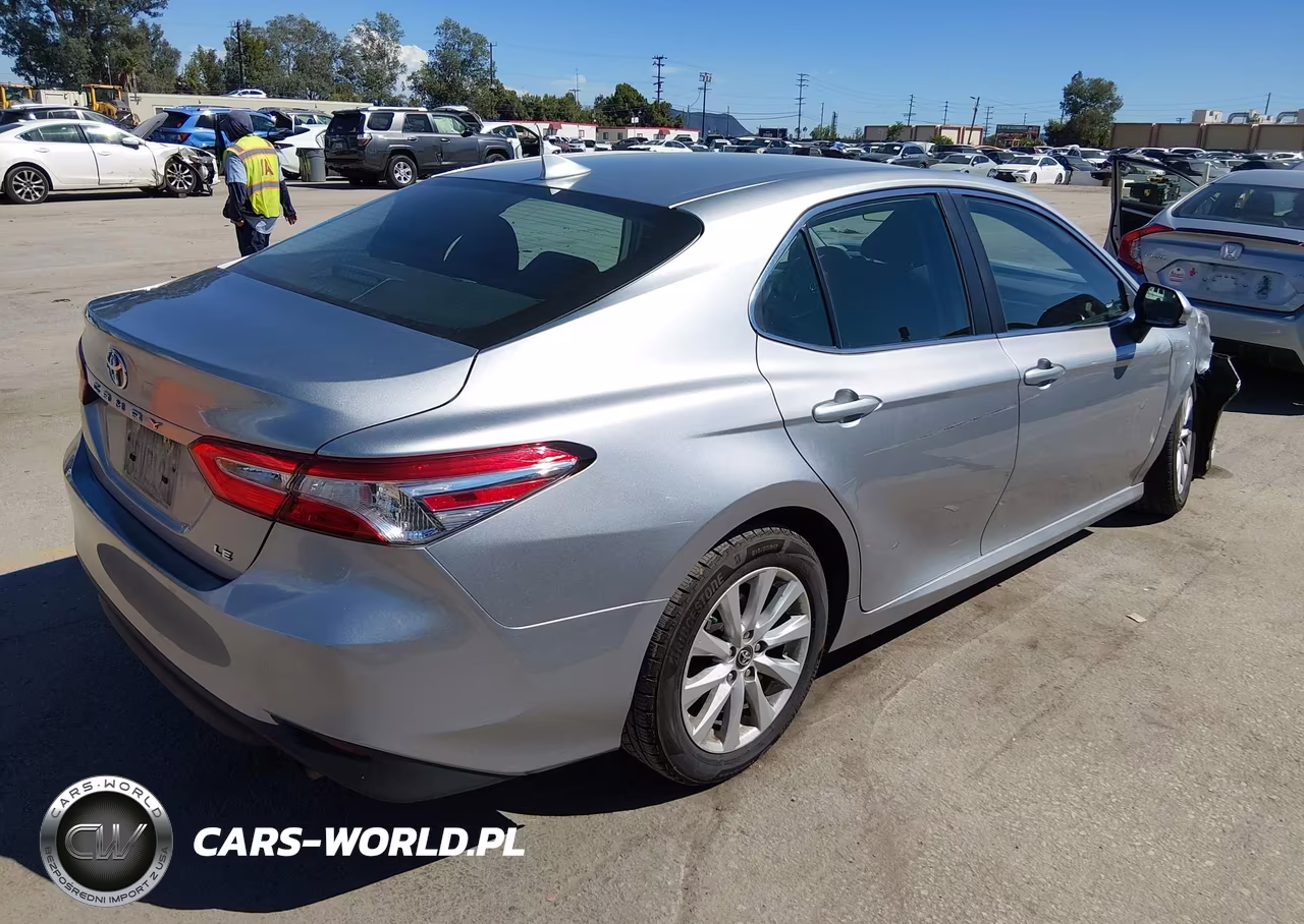 2019 Toyota Camry Le VIN:4T1B11HK1KU843102 - 4