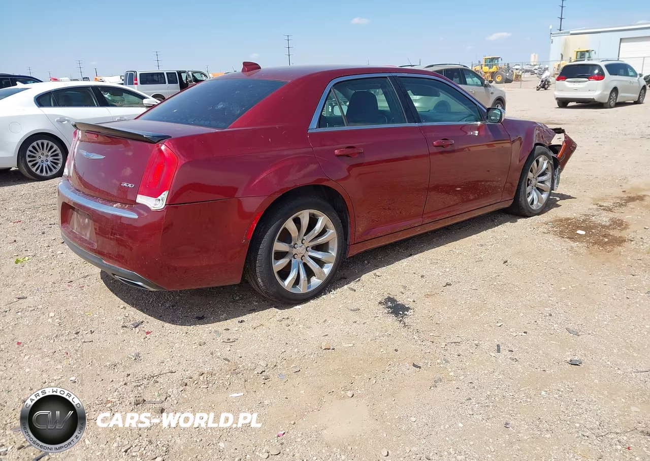 2018 Chrysler 300 Touring VIN:2C3CCAAG1JH293964 - 4