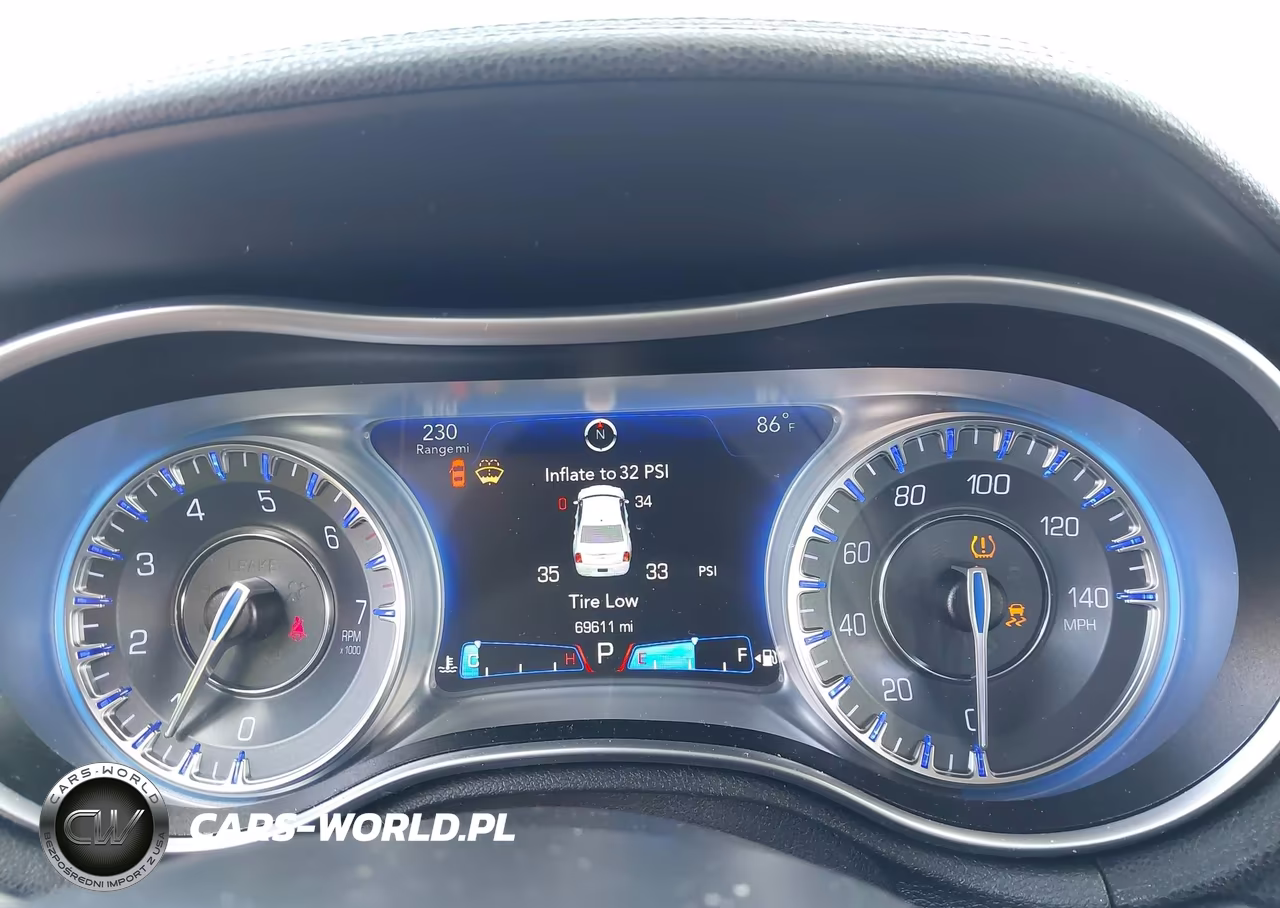 2018 Chrysler 300 Touring VIN:2C3CCAAG1JH293964 - 7