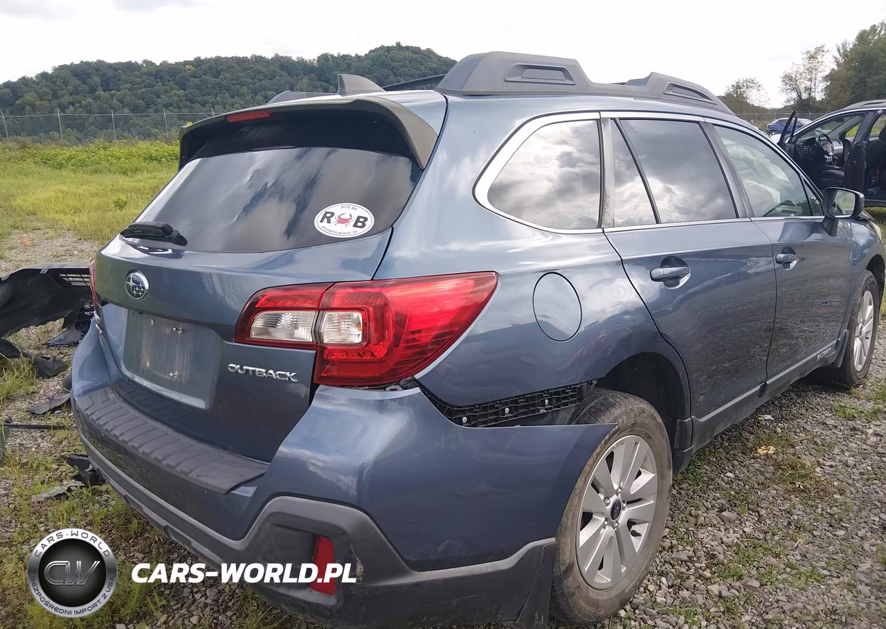 2018 Subaru Outback 2.5I Premium VIN:4S4BSACC3J3266574 - 4