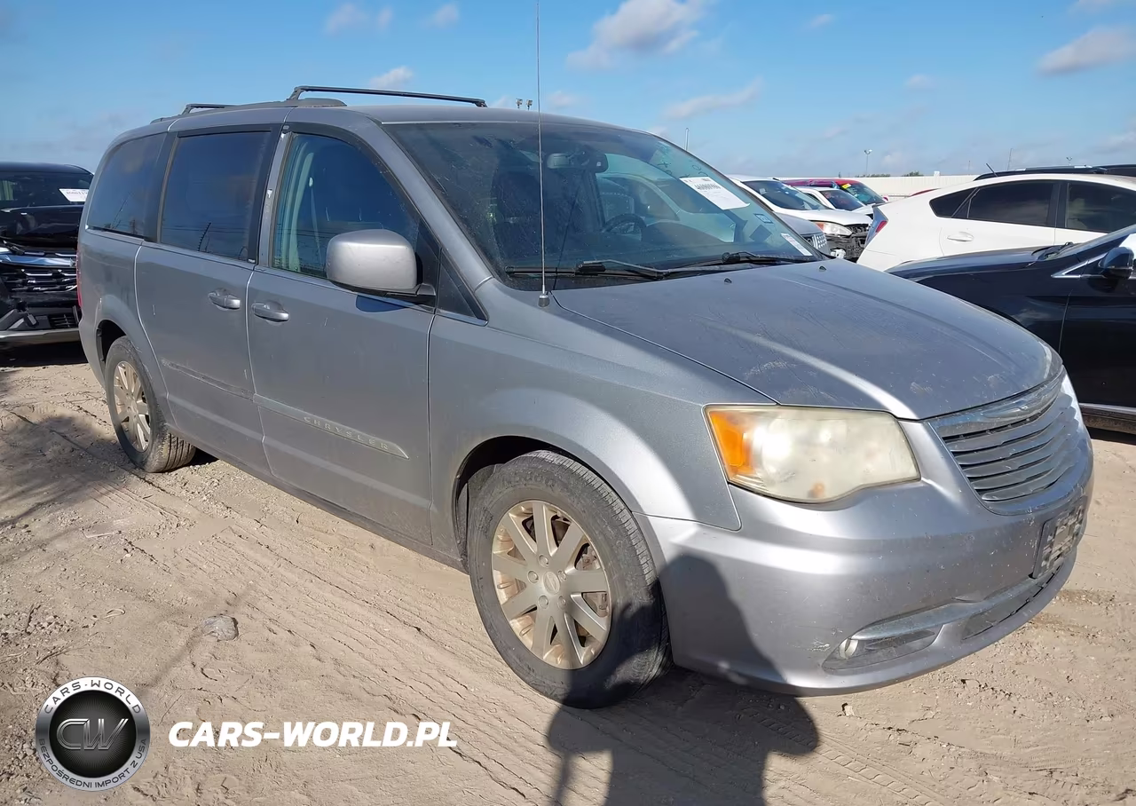 2013 Chrysler Town & Country Touring – zdjęcie 1 z 11