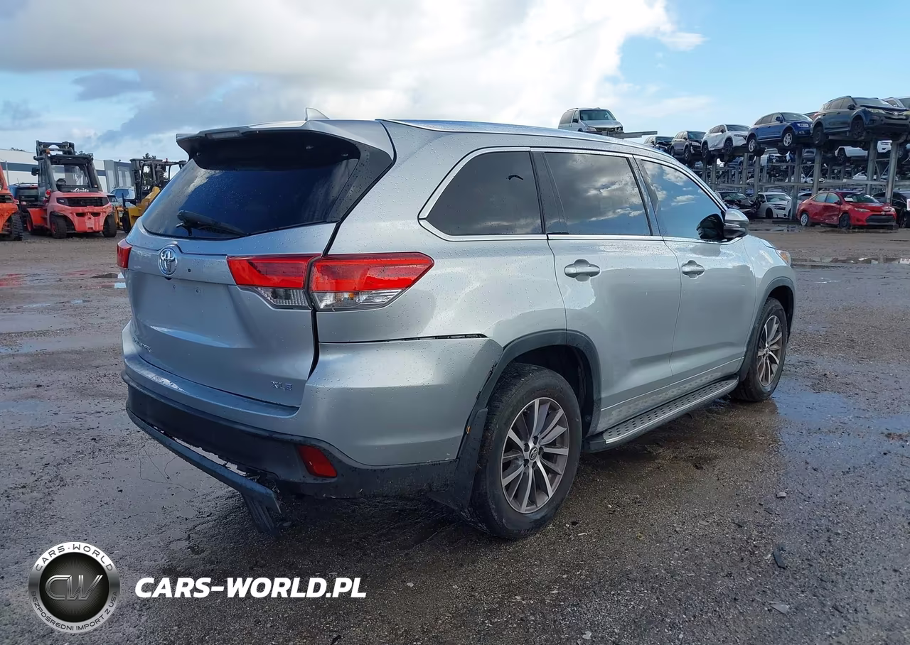 2018 Toyota Highlander Xle VIN:5TDKZRFH8JS549511 - 4